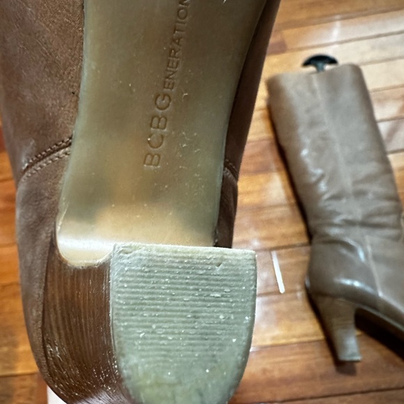 BCBG knee-high boots. Size 8M Taupe, leather (so soft)! Style: BG-ILIA. - Picture 15 of 16